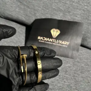 Guld armband Helt nya guldpläterade smycken går att köpa på min Instagram radiant.lux4ry❤️