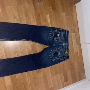 True Religion med fina gröna stitches/ Intressekoll - Storlek 32, as fet wash och har detaljer med gröna stitches! Kontakta och buda ifall ni är intresserade!