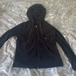 Velour tröja - En velour tröja med dragkedja, köpt från Gina för ett tag sen! Inga defekter förutom drag kroken är lite rostig men därför billigare pris💘💘