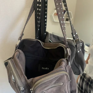 Noella väska  - Noella väska köpt på plick. Använt skick, därav priset!💗