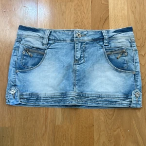 Jeanskjol - Minikjol i jeans, jättefin verkligen men tyvärr för stor för mig så måste sälja den 🙁 Storlek 30, skulle säga motsvarar M. 41cm rakt över i midjan, 29cm ner! Har jättesnygga detaljer överallt 😍