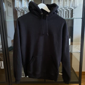 Svart hoodie - svart hoodie från bikbok. Nypris 400. oanvänd och stor i stl