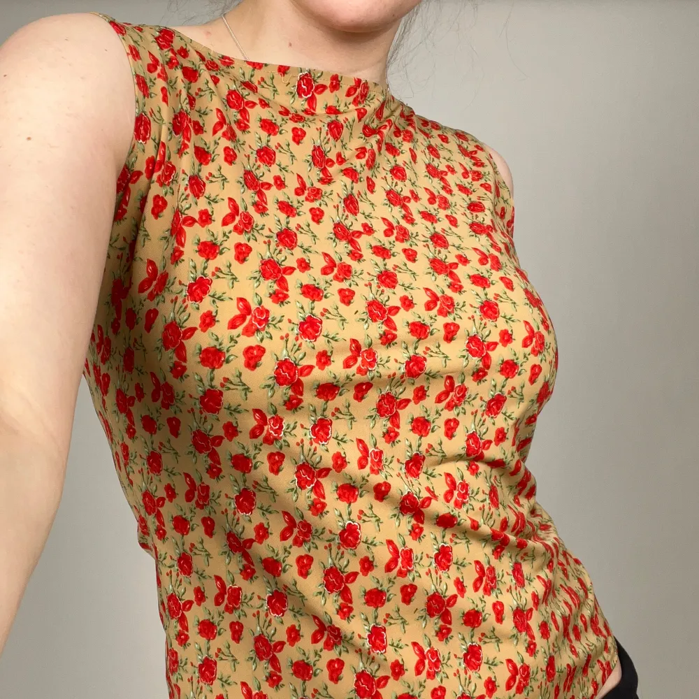 Fint linne från 2000-talet med röda blommor och solverdetaljer! Tunt träningslokaler material. Jag på bilden har strl 36 på överdelar och är 170cm lång. Klicka på köp nu <3. Toppar.