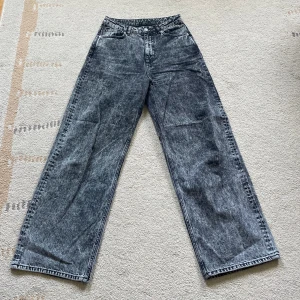 Grå jeans ASOS - Coola gråa jeans från Asos, 100% bomull. Rätt korta, lite för korta för mig som är 166 cm
