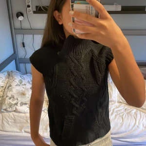 Stickad svart ”Vest” - Aldrig använd, kan ha använts av någon annan person❤️ Vet ej storleken, men passar lite tight på mig som är S. Fint skick! Inga hål/fläckar Frågor är alltid tillåtet att ställa!❤️