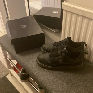 Airforce 1 svart - Har inte använt skorna jättemycket men dem har fortfarande blivit lite creasade. Bortsett från det är skicket rätt så bra. Eftersom skorna är creasade kommer crease skydd med. Skick 8/10 storlek 43.