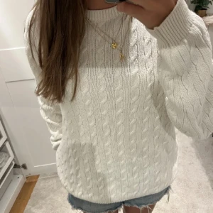Brandy Melville tröja - Säljer min vita tröja från brandy melville då den inte kommer till användning! Den är i superfint skick och har inga synliga defekter. Hör gärna av dig om du har frågor!☺️
