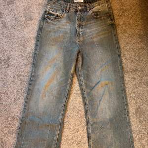 Baggy jeans från Zara. Använt väl så dom är lite slitna vid fötterna (se bild 2). Midjemåttet tvärs över är 39cm och innerbenslängden 70cm. 