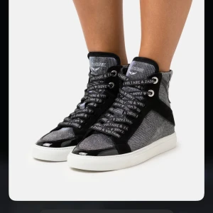 Zadig sneakers - Silvriga skor från Zadig, kommer tyvärr ej till användning..💘 skriv dm