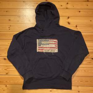 En mycket fin hoodie från en collab mellan denim and supply och Ralph lauren. Storlek S men sitter som en M.