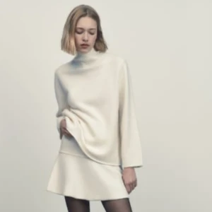 Zara tröja - Säljer denna super fina stickade zara tröjan med krage, passar till allt och är som ny💓