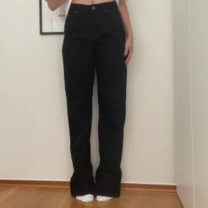 Svarta jeans - Trendiga loose fit jeans från NAKD. Stora i storleken och alldeles för långa för mig som är 160 cm.