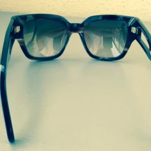 Pretty Little Fendi glasses - Fendi solglasögon i riktigt bra skick. Aldrig använt sen jag köpte dem på Vestiaire. Bredd 14,5 cm