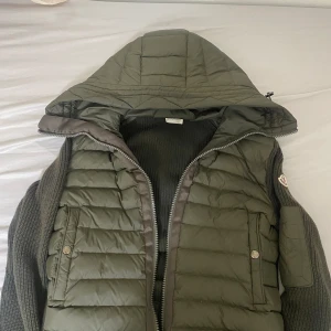 Moncler cardigan - Jag säljer min moncler cardigan pågrund av att jag har bytt stil. Den är i väldigt bra skick. Jackan är inte äkta men har väldigt bra material.