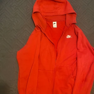Nike hoddie röd  - Använd bara några gånger, nästan ny. 