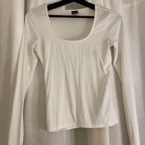 Slits tröja - Tröja med slits i bra skick💗