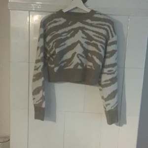 Tröjaaa💕 - Super söt tröja med ett mjukt material. Töjan är även max använd 2 gånger.