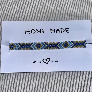 Armband  - Ett hemmagjort friendship bracelet som har band för att man ska kunna knyta i önskad storlek. 