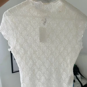 Spets topp - Säljer den här super söta spets toppen som tyvärr inte kommit till användning. Den är aldrig använd -endast testad ,med prislapp kvar! Storlek S men passar även Xs.