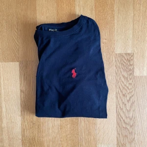 Ralph lauren crewneck - Säljer denna snygga Ralph lauren crewneck i storlek S. Tröjan är i toppskick. Vid intresse skriv!