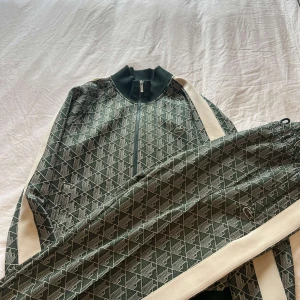 Lacoste dress - Byxorna storlek L koftan storlek M