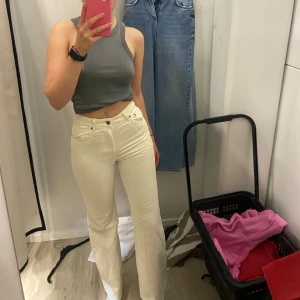 Vita byxor 🤍 - Jättefina vita byxor, inte genomskinliga alls 🤍