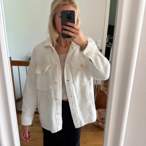 Tunn jacka - Fin vår och sommarjacka som passar till alla tillfällen, från zara! 🌸