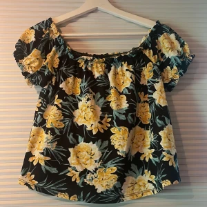 Off shoulder topp - Blommig off shoulder topp från Gina tricot 💛