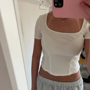 Vit topp - Så fin vit topp från bikbok som bara har legat i min garderob utan nytta, alltså i nyskick!❤️