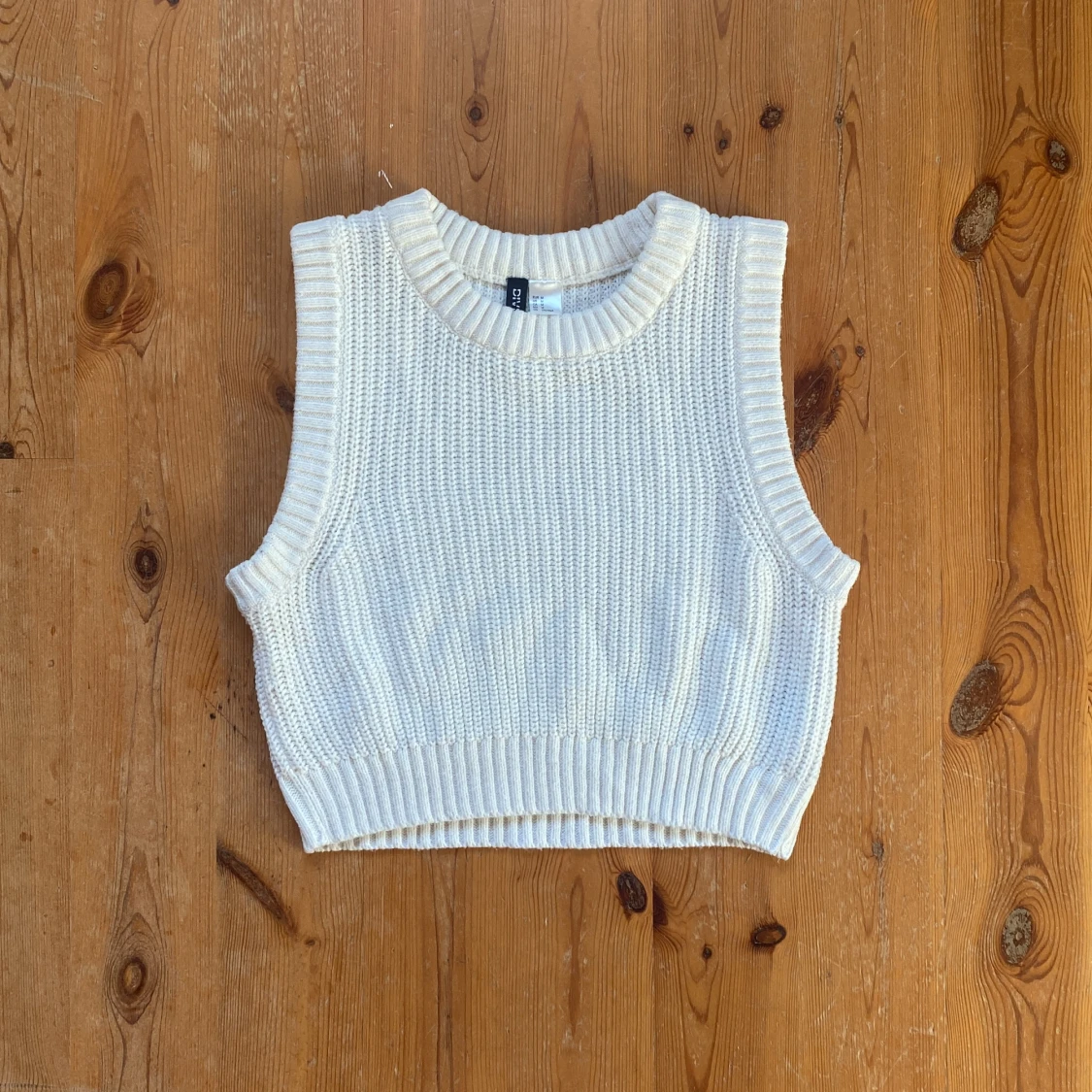 Vit stickad crop top