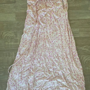 Kjol  - Kjol från pull & bear! Aprikos färg med rosa ”blommor”🥰
