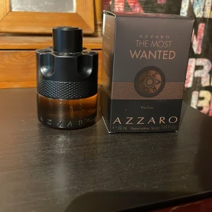 Azzaro the most wanted  - Bytes eller säljer. Det är en 50ml flaska som har runt 45 ml kvar. Luktar vanilj och kanel och har en väldigt stilig doft.