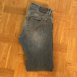 Dondup Jeans George - Riktigt snygga dondup jeans i skick 9/10🙌 inga defekter.  Riktigt skön colorway på dessa med snygga slitningar.  Strl 33