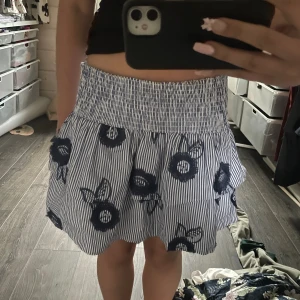 Volang kjol  - Jätte fin volang kjol som aldrig kommer till användning, helt ny utan prislapp🥰 köpte den för 400kr på Lindex.