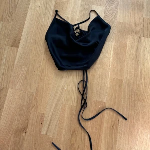 Satin crop top - Svart satin crop top 🖤 med lång snörning 