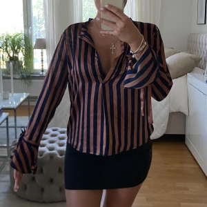 Blus  - Blus från neo noir i storlek s 