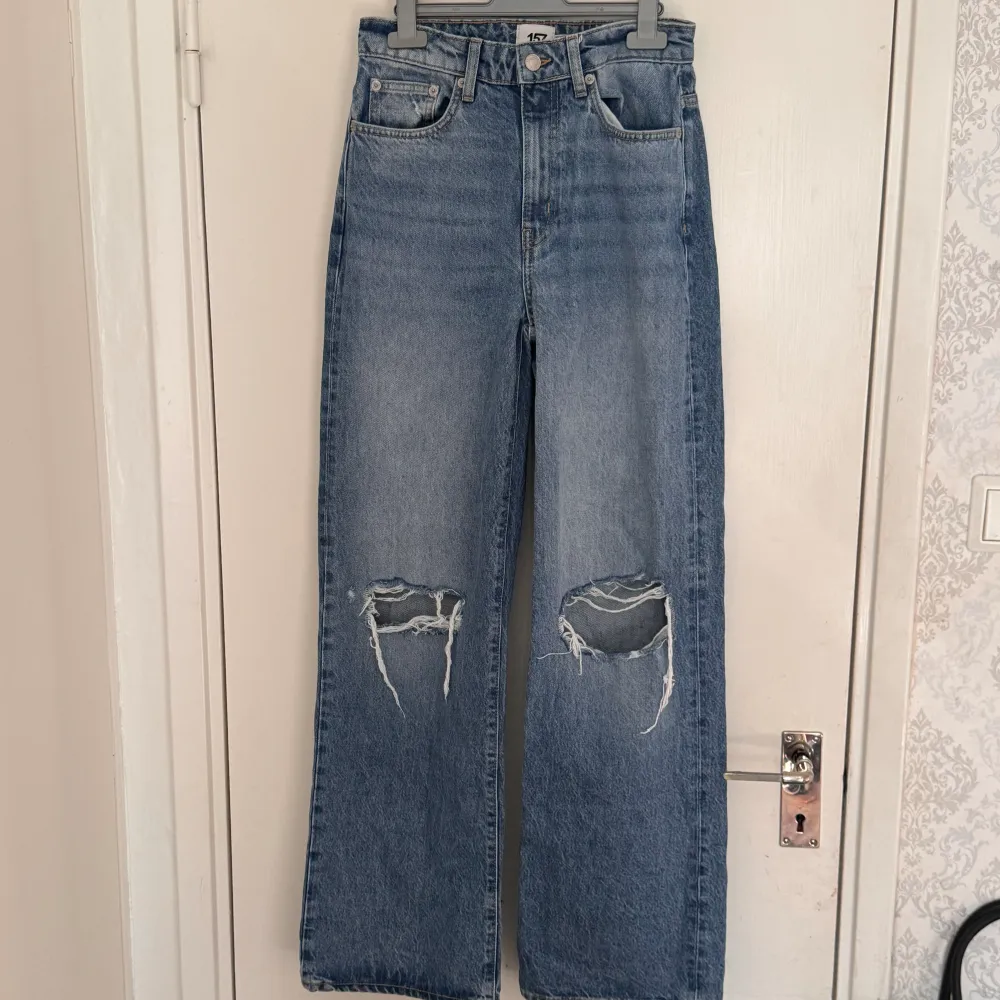 Den här har jag haft på mig ett par gånger. Jag tycker dock inte att jag ser särskilt bra ut med den här typen av jeans därför tänker jag sälja den. . Jeans & Byxor.