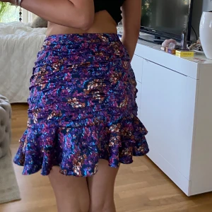 Kjol  - Söt sommar kjol från vero Moda i storlek M. Kjolen är knappt använd och är i ett mycket fint skick 