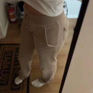 Juicy couture - Dessa juicy byxor är i väldigt bra skick, inte använt så många gånger💕 Skriv för frågor eller fler bilder!