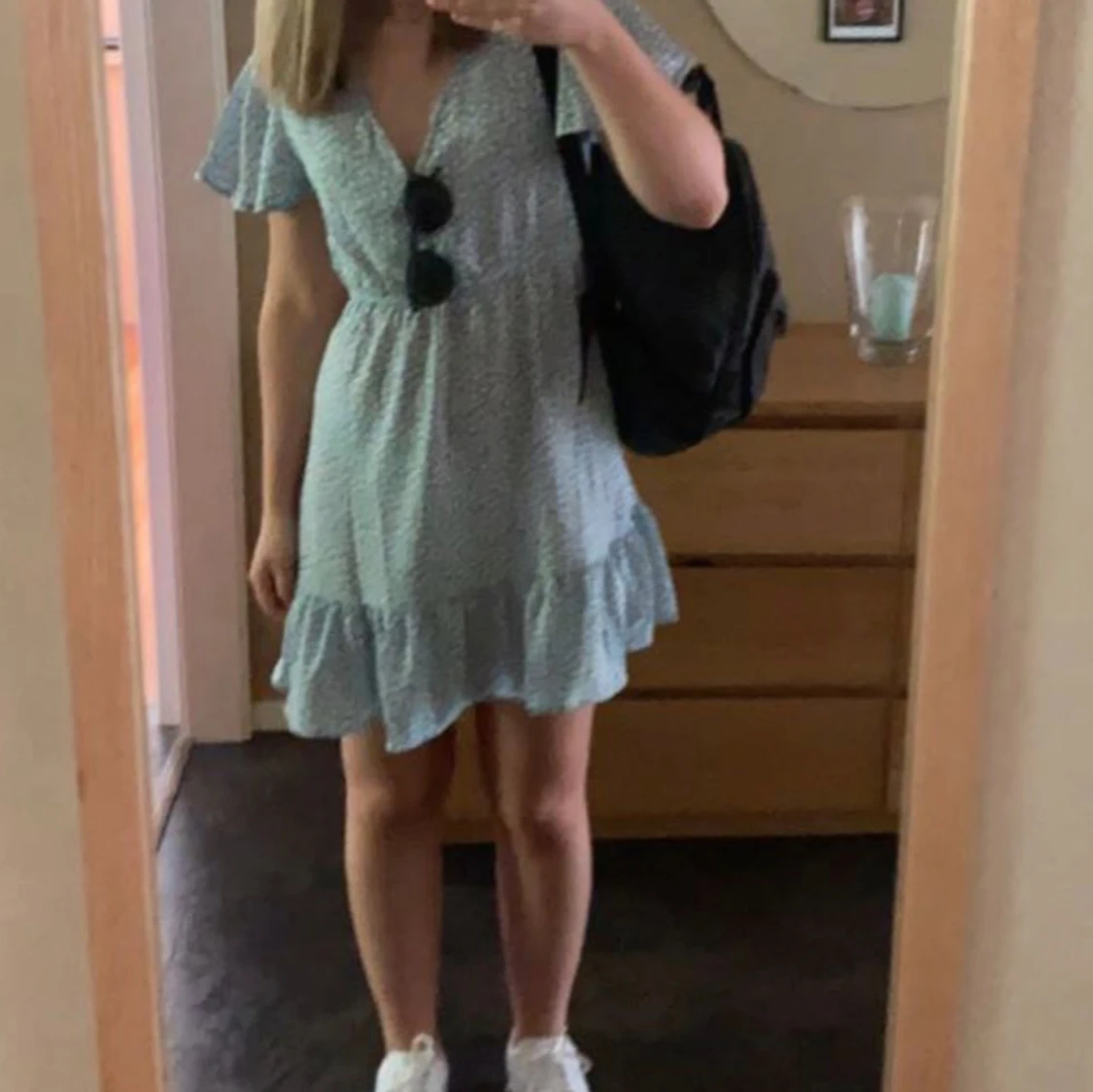 Ljusblå klänning med vita blommor - 90