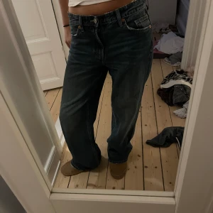 Zara jeans - Superfina, Wide leg jeans från zara som är mörkblåa. Jättefin passform och går både att ha hög eller lågmidlat. Aldrig använda💓