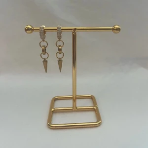 Örhängen  - Super snygg örhängen! Finns i guld men kan göra liknande i silver.  Köp för 109kr/st Eller 199kr/paret. Modell 129 Smyckes ställningen finns även att köpa för 299kr!