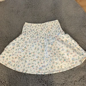 En kjol - En kjol från Gina Tricot, fint skick, haft den i 1 år, knappt använd.