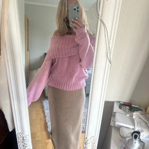 Tröja ginatricot - En off shoulder tröja från ginatricot! Jätte skön och perfekt till sommar och vår kvällar! Knappt använd!