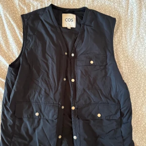 Tunn väst  - Tunn väst från COS, knappt använd. Storlek M