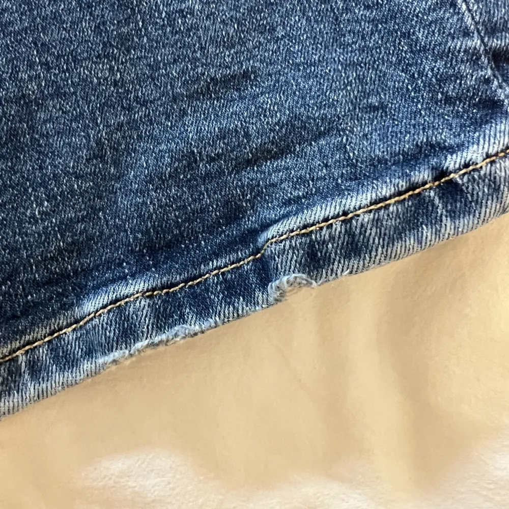 Fina lågmidjade jeans från zara! de är i mycket bra skick, endast en liten slitning på nedre benet🫶säljer då de ej kommer till användning. Jeans & Byxor.