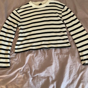 Stickad tröja  - Ny skick, använt 1-2 gånger, köpt begagnat 