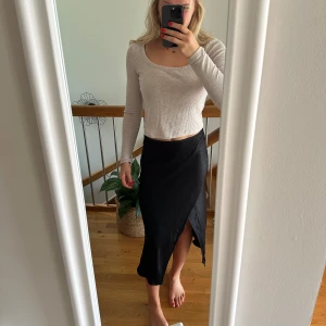 Svart satinkjol - Svart midikjol i satin från zara. Jättefin och använd få gånger!💞