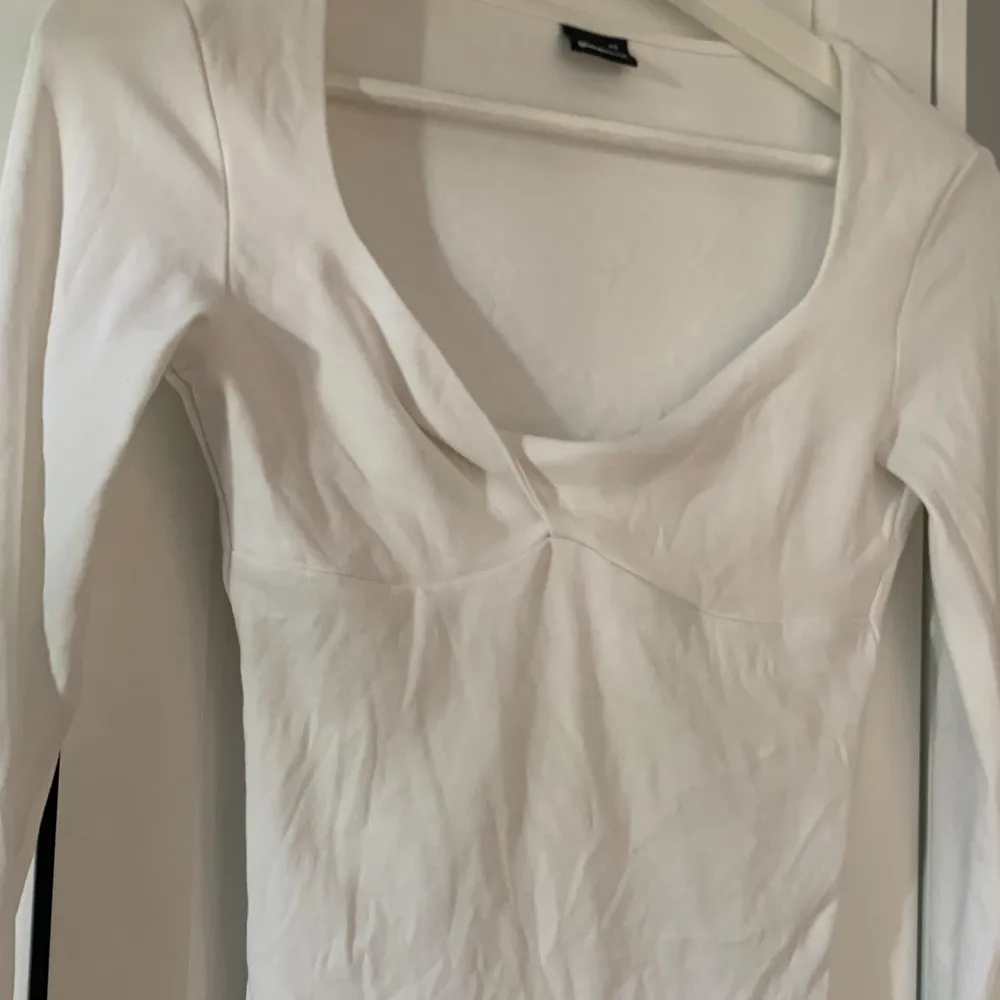 Jätte fin tröja, lite crop topp som är köpt här på Plick men typ aldrig använd💕 Defekter: Hål på insidan utav tröjan från tidigare ägaren, bild 2❤️. Yläosat.