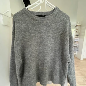 Stickad tröja  - Grå fin tröja från lager157! Använd men fint skick! Storlek xs men passar även mig med s. Nypris 200kr! ❣️